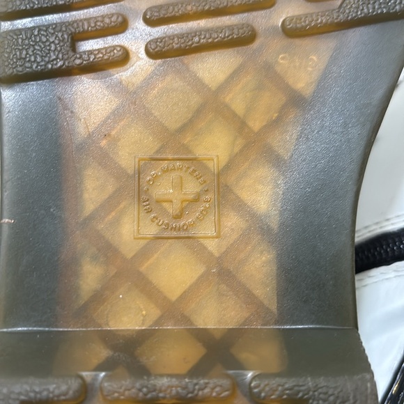 Dr. Marten youth girls patent leather white lace up boots 4 - Picture 6 of 9